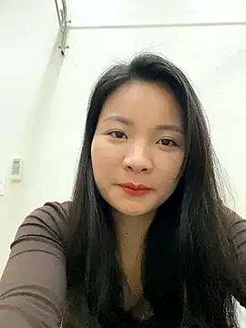 Snapshot of Bee_Yellow00 chatting on December 16, 5:22 am Bee Yellow00 online show from December 16, 5:22 am