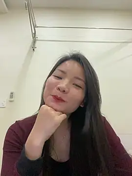 Snapshot of Bee_Yellow00 chatting on December 17, 4:28 am Bee Yellow00 online show from December 17, 4:28 am