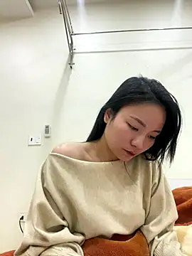 Snapshot of Bee_Yellow00 chatting on January 9, 5:03 am Bee Yellow00 online show from January 9, 5:03 am