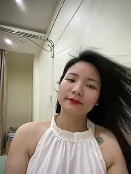 Snapshot of Bee_Yellow00 chatting on March 2, 5:19 am Bee Yellow00 online show from March 2, 5:19 am