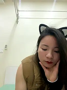 Snapshot of Bee_Yellow00 chatting on November 28, 4:56 am Bee Yellow00 online show from November 28, 4:56 am