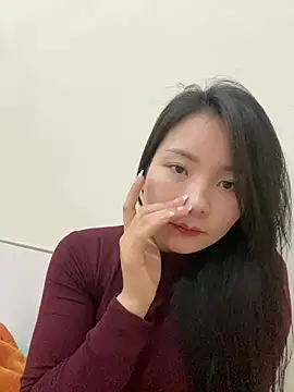 Snapshot of Bee_Yellow00 chatting on February 11, 4:45 am Bee Yellow00 online show from February 11, 4:45 am