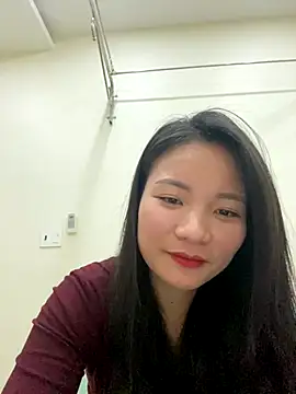 Snapshot of Bee_Yellow00 chatting on December 20, 4:59 am Bee Yellow00 online show from December 20, 4:59 am