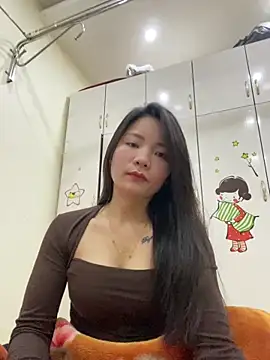 Snapshot of Bee_Yellow00 chatting on January 14, 6:06 am Bee Yellow00 online show from January 14, 6:06 am