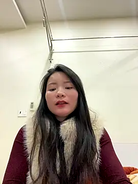 Snapshot of Bee_Yellow00 chatting on January 7, 4:39 am Bee Yellow00 online show from January 7, 4:39 am