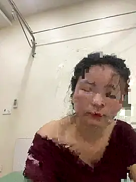 Snapshot of Bee_Yellow00 chatting on October 30, 5:28 am Bee Yellow00 online show from October 30, 5:28 am