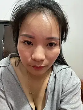 Snapshot of Bee_Yellow00 chatting on November 2, 9:25 am Bee Yellow00 online show from November 2, 9:25 am