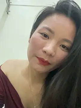 Snapshot of Bee_Yellow00 chatting on November 8, 5:00 am Bee Yellow00 online show from November 8, 5:00 am