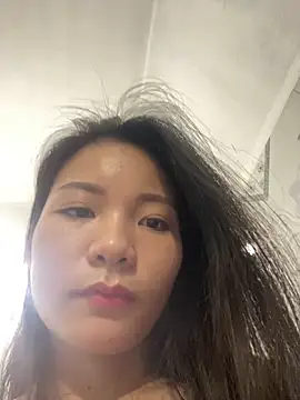 Snapshot of Bee_Yellow00 chatting on October 27, 8:10 pm Bee Yellow00 online show from October 27, 8:10 pm