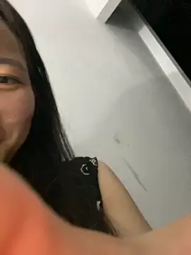 Snapshot of Bee_Yellow00 chatting on October 29, 5:23 pm Bee Yellow00 online show from October 29, 5:23 pm