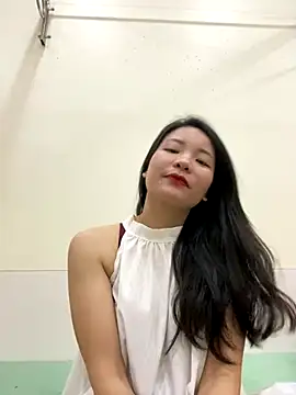 Snapshot of Bee_Yellow00 chatting on November 26, 4:34 am Bee Yellow00 online show from November 26, 4:34 am