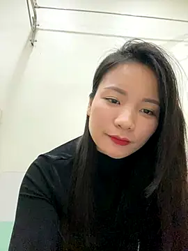 Snapshot of Bee_Yellow00 chatting on December 5, 4:44 am Bee Yellow00 online show from December 5, 4:44 am