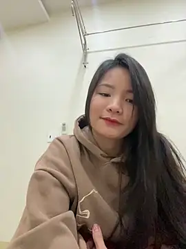 Snapshot of Bee_Yellow00 chatting on January 6, 4:38 am Bee Yellow00 online show from January 6, 4:38 am