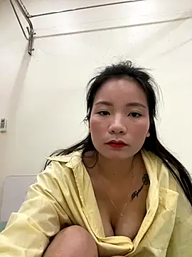 Snapshot of Bee_Yellow00 chatting on October 29, 5:06 am Bee Yellow00 online show from October 29, 5:06 am