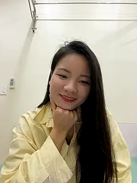 Snapshot of Bee_Yellow00 chatting on December 4, 4:33 am Bee Yellow00 online show from December 4, 4:33 am