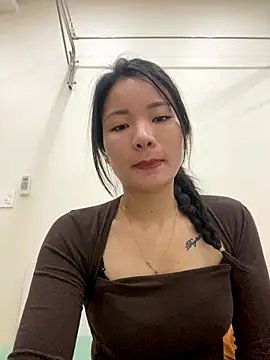 Snapshot of Bee_Yellow00 chatting on December 1, 4:24 am Bee Yellow00 online show from December 1, 4:24 am