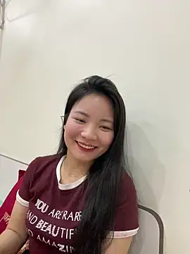 Snapshot of Bee_Yellow00 chatting on February 23, 4:47 am Bee Yellow00 online show from February 23, 4:47 am