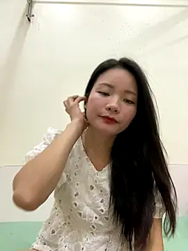 Snapshot of Bee_Yellow00 chatting on November 18, 4:38 am Bee Yellow00 online show from November 18, 4:38 am