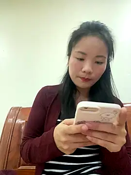 Snapshot of Bee_Yellow00 chatting on November 4, 4:27 am Bee Yellow00 online show from November 4, 4:27 am