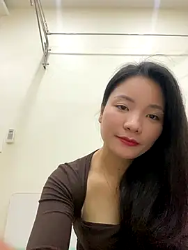 Snapshot of Bee_Yellow00 chatting on November 13, 4:49 am Bee Yellow00 online show from November 13, 4:49 am