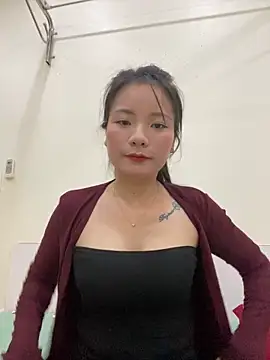 Snapshot of Bee_Yellow00 chatting on October 27, 4:35 am Bee Yellow00 online show from October 27, 4:35 am