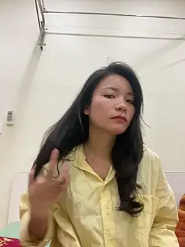 Snapshot of Bee_Yellow00 chatting on December 19, 5:32 am Bee Yellow00 online show from December 19, 5:32 am