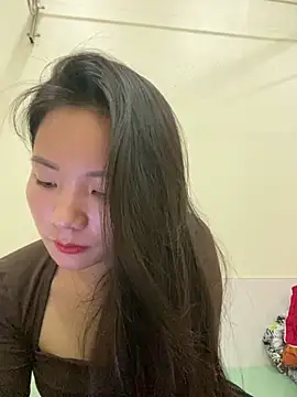 Snapshot of Bee_Yellow00 chatting on November 5, 4:48 am Bee Yellow00 online show from November 5, 4:48 am