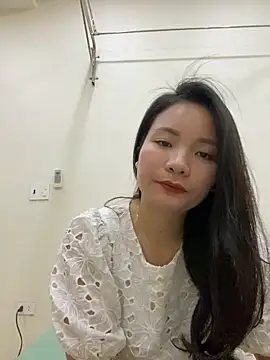 Snapshot of Bee_Yellow00 chatting on December 22, 5:40 am Bee Yellow00 online show from December 22, 5:40 am