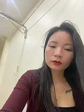 Snapshot of Bee_Yellow00 chatting on October 31, 4:31 am Bee Yellow00 online show from October 31, 4:31 am