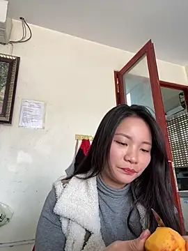 Snapshot of Bee_Yellow00 chatting on December 18, 3:55 am Bee Yellow00 online show from December 18, 3:55 am