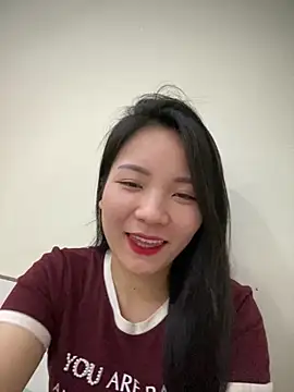 Bee Yellow00 online show from March 13, 4:39 am