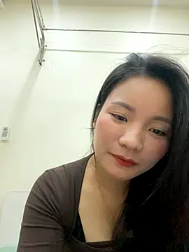 Snapshot of Bee_Yellow00 chatting on November 14, 4:49 am Bee Yellow00 online show from November 14, 4:49 am