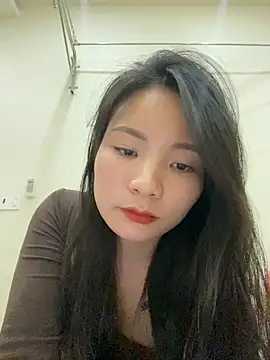 Snapshot of Bee_Yellow00 chatting on December 15, 4:40 am Bee Yellow00 online show from December 15, 4:40 am