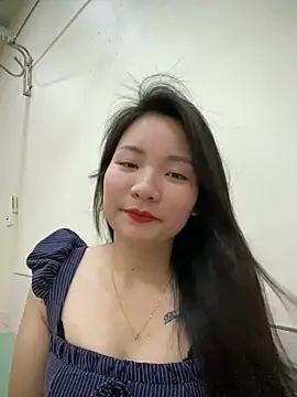 Snapshot of Bee_Yellow00 chatting on March 2, 4:35 am Bee Yellow00 online show from March 2, 4:35 am