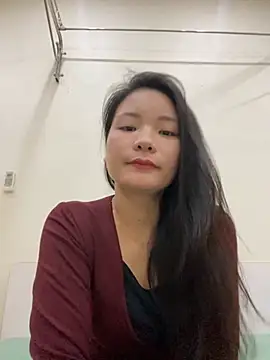 Snapshot of Bee_Yellow00 chatting on November 15, 12:58 am Bee Yellow00 online show from November 15, 12:58 am