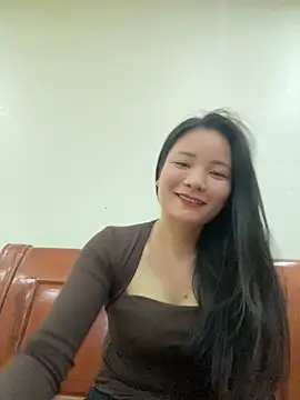 Snapshot of Bee_Yellow00 chatting on November 3, 4:39 am Bee Yellow00 online show from November 3, 4:39 am