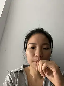 Snapshot of Bee_Yellow00 chatting on November 22, 8:51 pm Bee Yellow00 online show from November 22, 8:51 pm