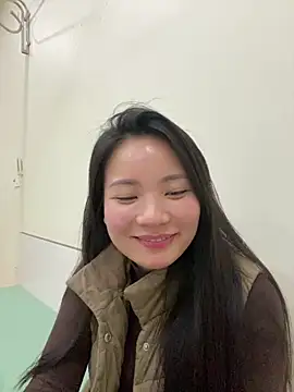 Snapshot of Bee_Yellow00 chatting on February 6, 5:14 am Bee Yellow00 online show from February 6, 5:14 am