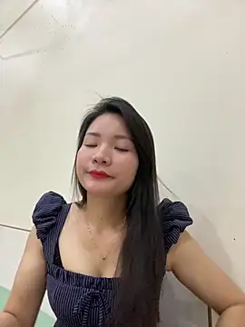 Snapshot of Bee_Yellow00 chatting on February 7, 4:42 am Bee Yellow00 online show from February 7, 4:42 am