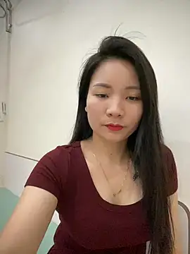 Bee Yellow00 online show from March 6, 4:40 am