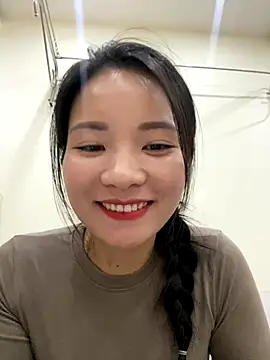 Snapshot of Bee_Yellow00 chatting on November 12, 4:38 am Bee Yellow00 online show from November 12, 4:38 am