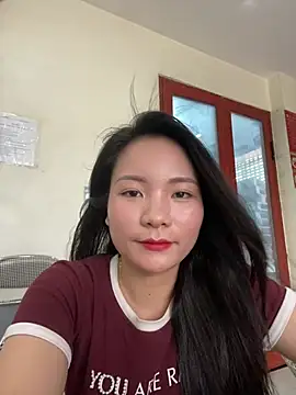 Snapshot of Bee_Yellow00 chatting on June 20, 4:28 am Bee Yellow00 online show from June 20, 4:28 am