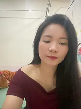 Bee Yellow00 online show from March 26, 6:00 am