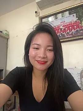 Bee Yellow00 online show from April 18, 3:20 am