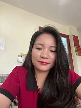 Snapshot of Bee_Yellow00 chatting on June 22, 4:42 am Bee Yellow00 online show from June 22, 4:42 am