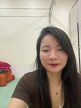 Bee Yellow00 online show from May 9, 4:38 am