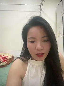 Bee Yellow00 online show from April 24, 4:58 am