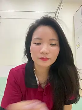 Snapshot of Bee_Yellow00 chatting on June 19, 7:36 am Bee Yellow00 online show from June 19, 7:36 am