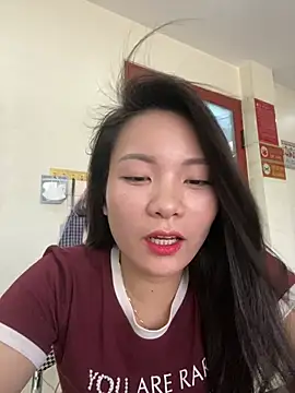 Snapshot of Bee_Yellow00 chatting on June 23, 4:54 am Bee Yellow00 online show from June 23, 4:54 am