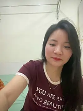 Bee Yellow00 online show from March 27, 4:54 am